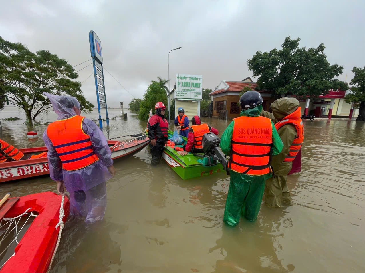 Các lực lượng chức năng đã và đang khẩn trương triển khai các giải pháp để hạn chế đến mức thấp nhất thiệt hại