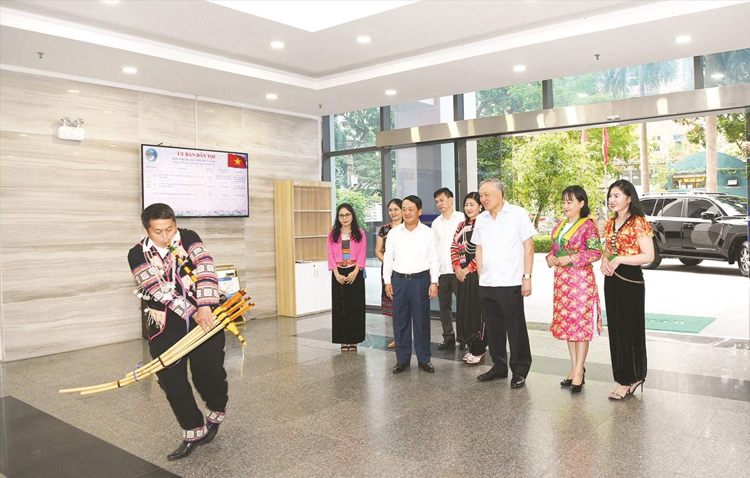 Công chức, viên chức, người lao động Ủy ban Dân tộc chào đón Phó Thủ tướng Thường trực Chính phủ Nguyễn Hòa Bình bằng một điệu múa khèn mang đậm bản sắc văn hóa của đồng bào dân tộc Mông, ngày 16/10/2024