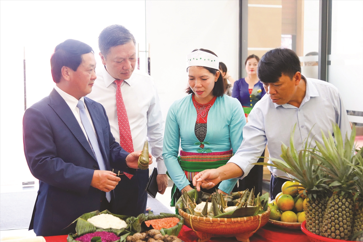 Bộ trưởng, Chủ nhiệm Ủy ban Dân tộc Hầu A Lềnh trò chuyện, động viên đồng bào DTTS tại Đại hội đại biểu các DTTS tỉnh Ninh Bình lần thứ IV – năm 2024. Ảnh: Tuấn Ninh