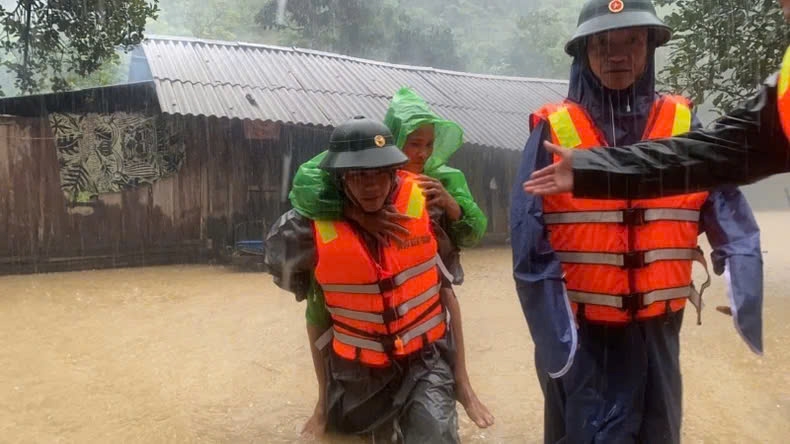 Bộ đội Biên phòng tỉnh Quảng Bình sơ tán các hộ dân ở các bản biên giới huyện Lệ Thủy đến nơi an toàn