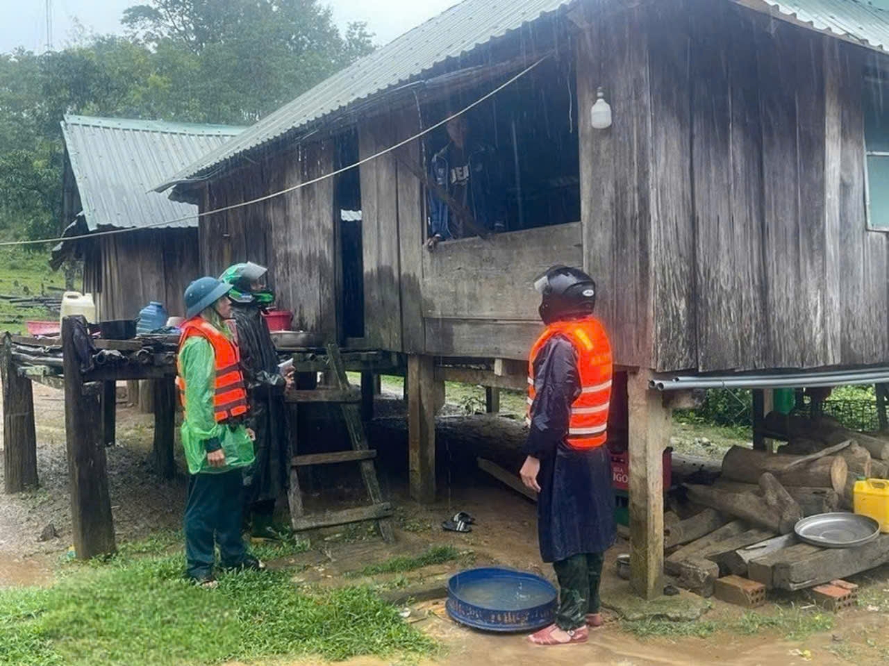 Đồn Biên phòng Hướng Lập, tỉnh Quảng Trị vận động, hỗ trợ di dời người dân nằm trong vùng sạt lở đến nơi an toàn