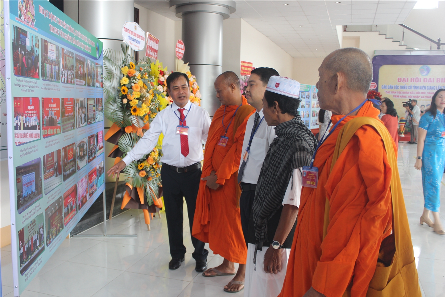 Các đại biểu tham quan không gian trưng bày tại Đại hội