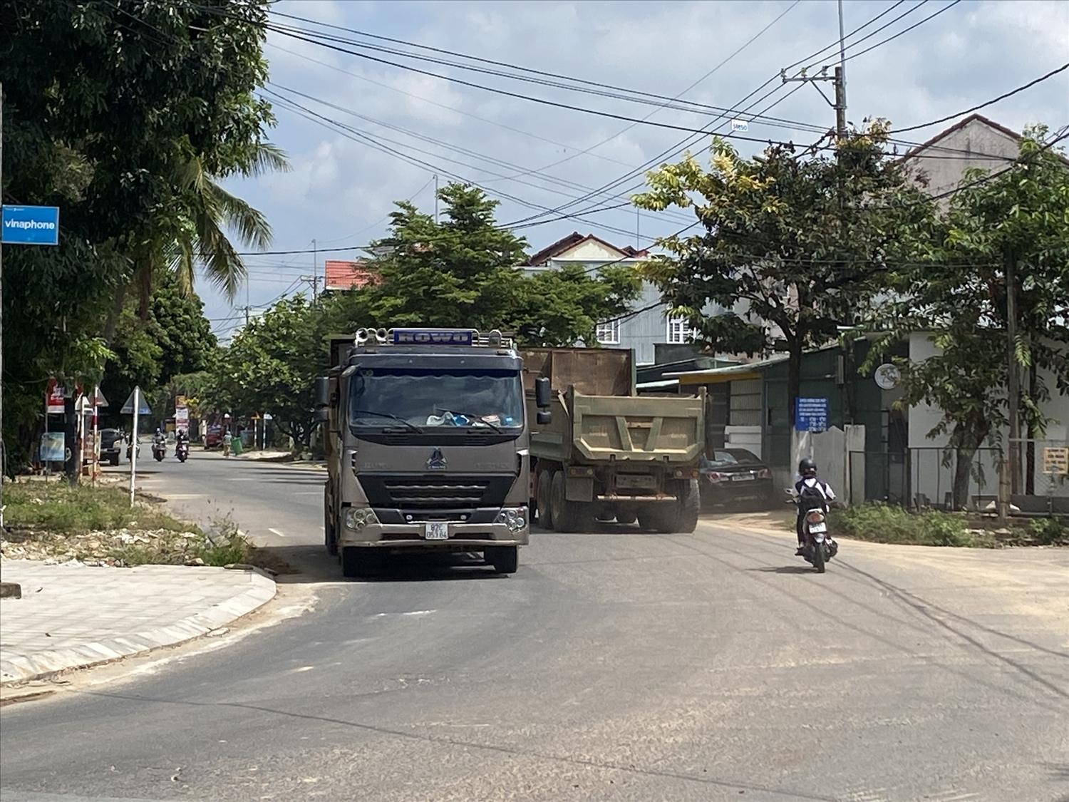 Xe ben chở đất lưu thông trên đường Đào Duy Từ, TP. Kon Tum với cường độ dày đặc khiến người dân lo lắng khi tham gia giao thông