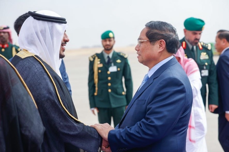 Hoàng thân Mohammed bin Abdulrahman bin Abdulaziz, Phó Thống đốc thành phố Riyadh đón Thủ tướng Phạm Minh Chính và Phu nhân tại sân bay - Ảnh VGP/Nhật Bắc