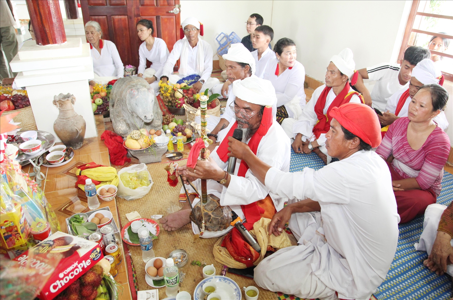 Ông Kà thành đàn Kanhi tưởng nhớ công ơn các vị thần linh và vợ chống tổ gốm Chăm Bàu Trúc.