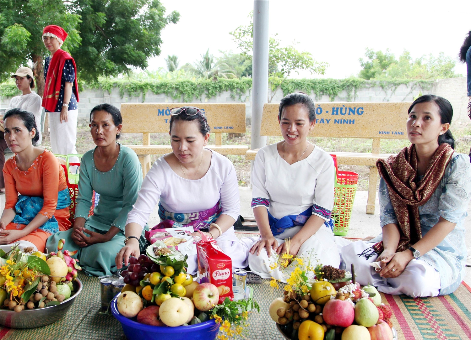 Người dân bày lễ cúng giỗ tổ nghề gốm Bàu Trúc. 