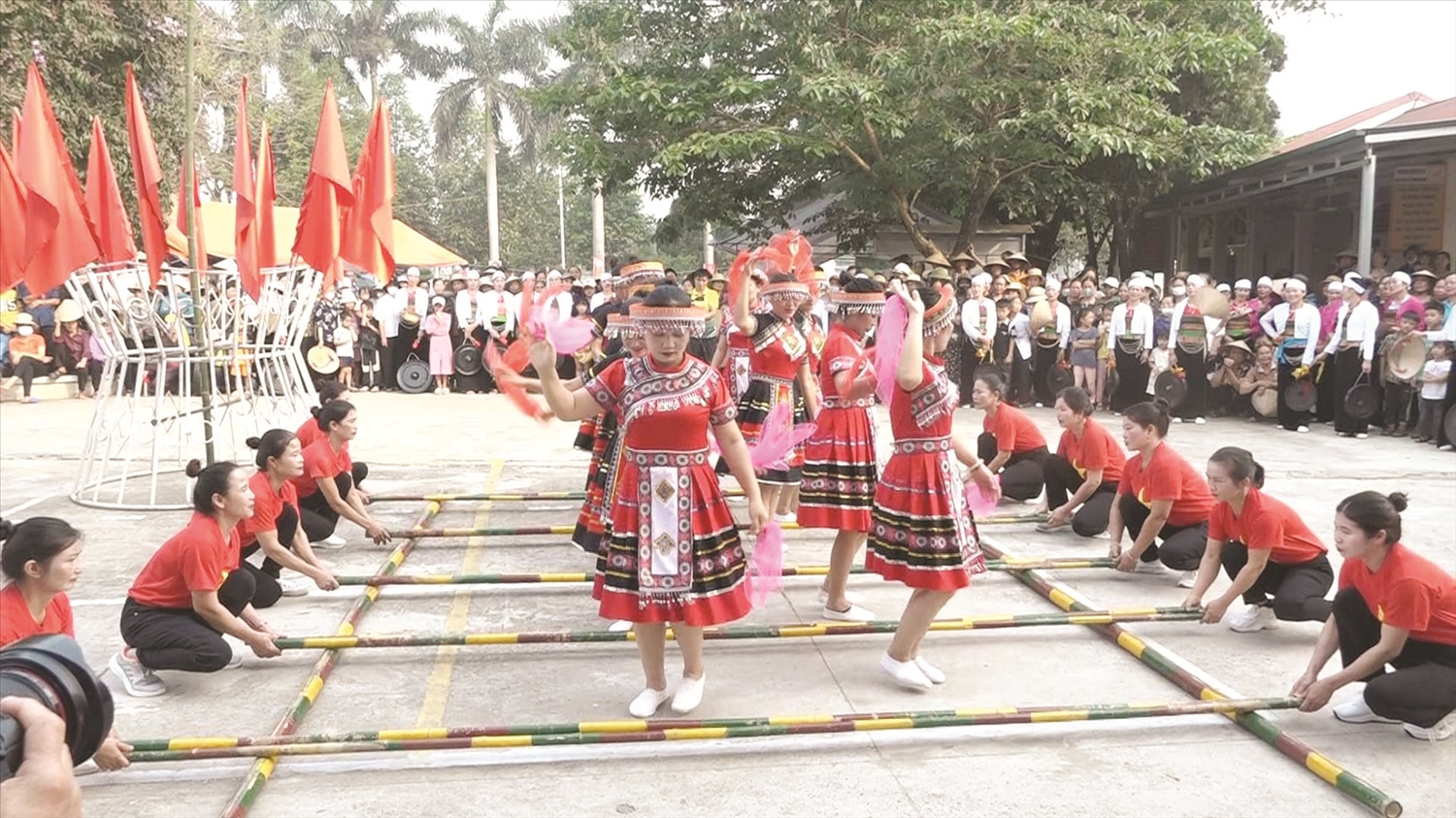 Đồng bào DTTS tham gia ngày hội Bảo tồn và phát huy bản sắc văn hóa xã Minh Quang, huyện Ba Vì lần thứ 4, năm 2024