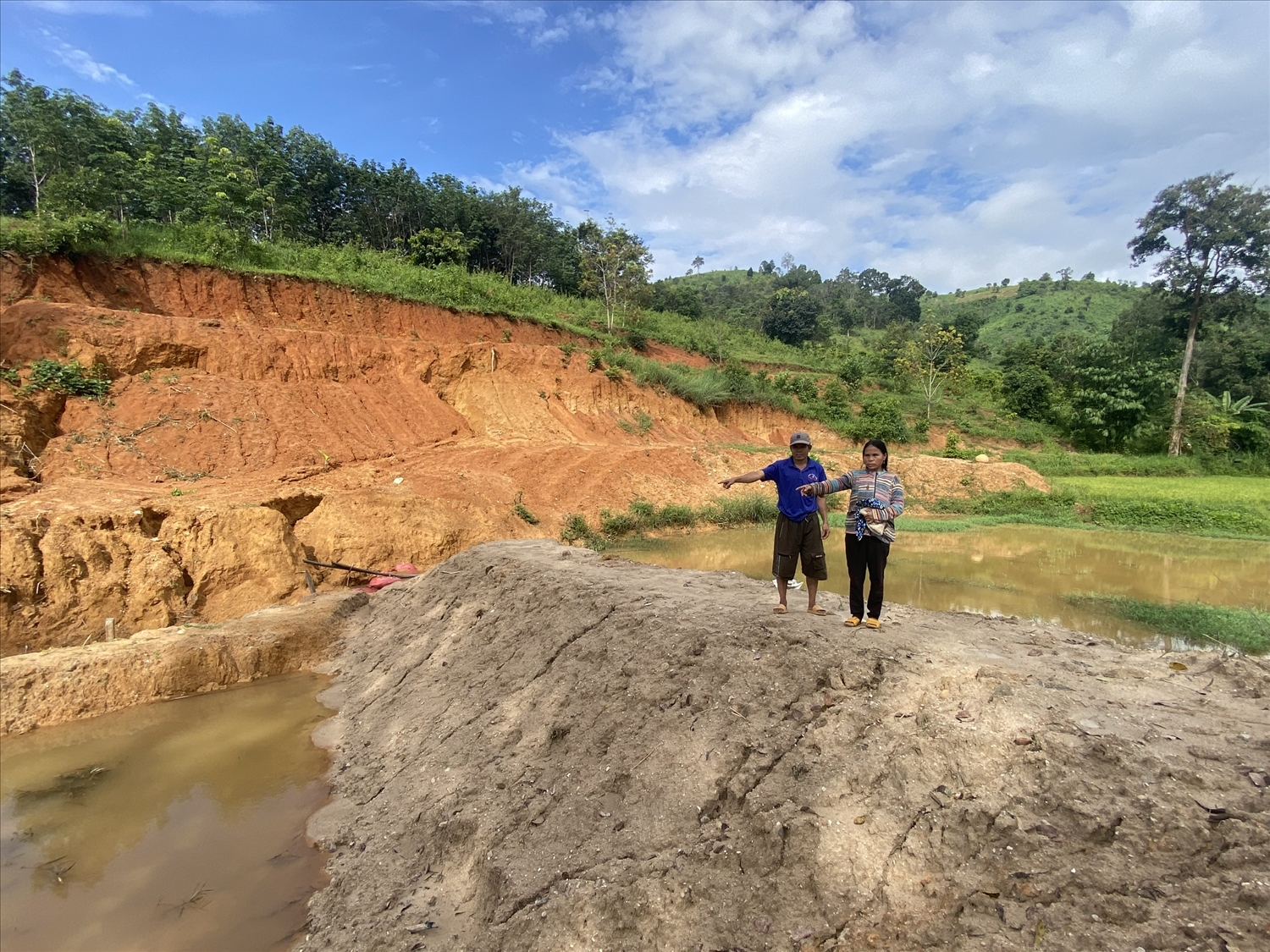 Vợ chồng chị Y Duyên và anh A Bút mong muốn được mua lại diện tích đất trồng lúa trước đây đã bán