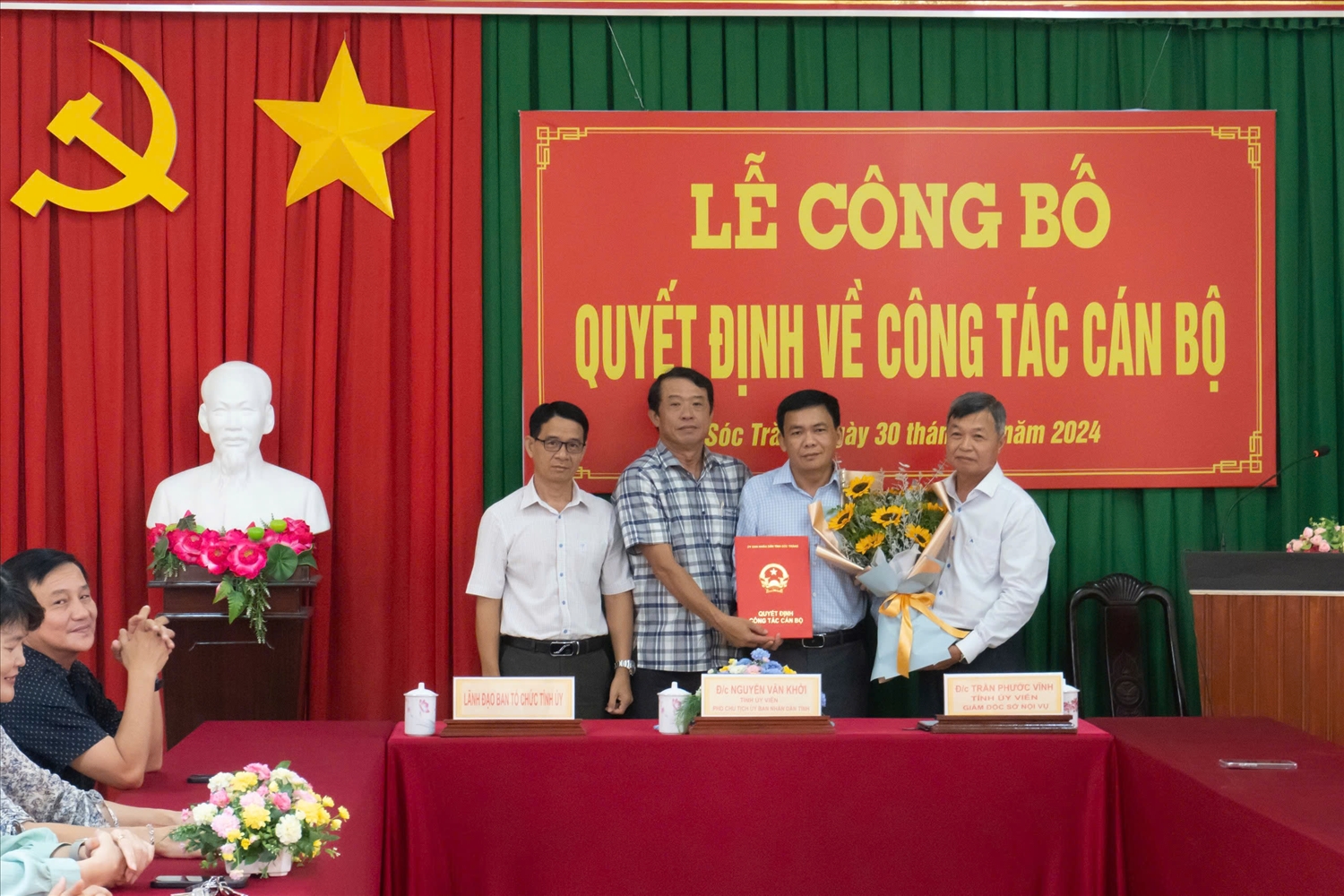 Ông Nguyễn Văn Khởi - Phó Chủ tịch UBND tỉnh Sóc Trăng (thứ hai từ trái qua) trao quyết định đến ông Lâm Hoàng Mẫu 