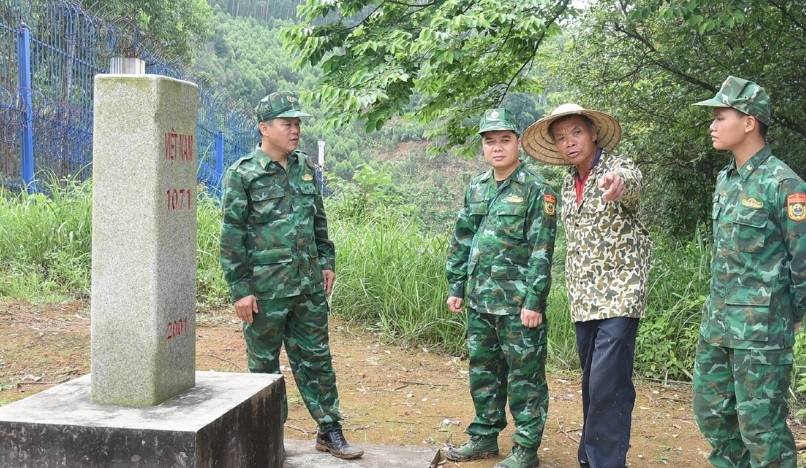 Đồng hành cùng BĐBP, đội ngũ những Người có uy tín trong đồng bào DTTS đã và đang tích cực tham gia bảo vệ chủ quyền, an ninh biên giới. 