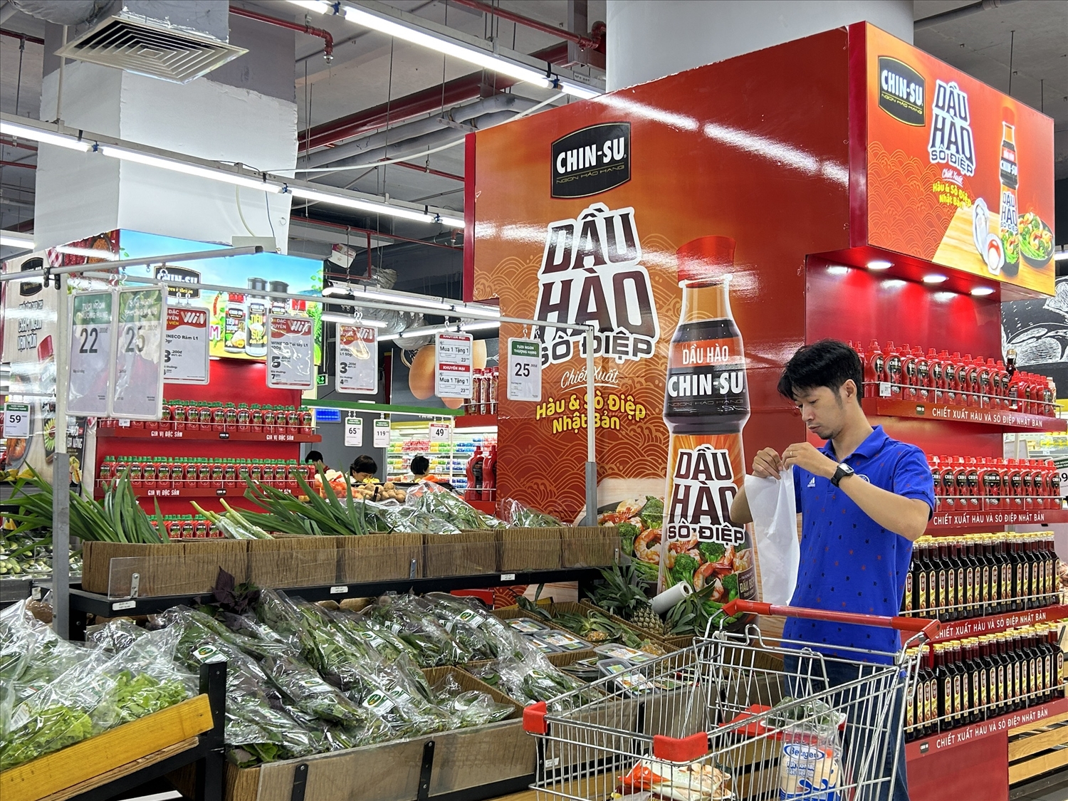 Khách hàng mua sắm tại siêu thị WinMart3