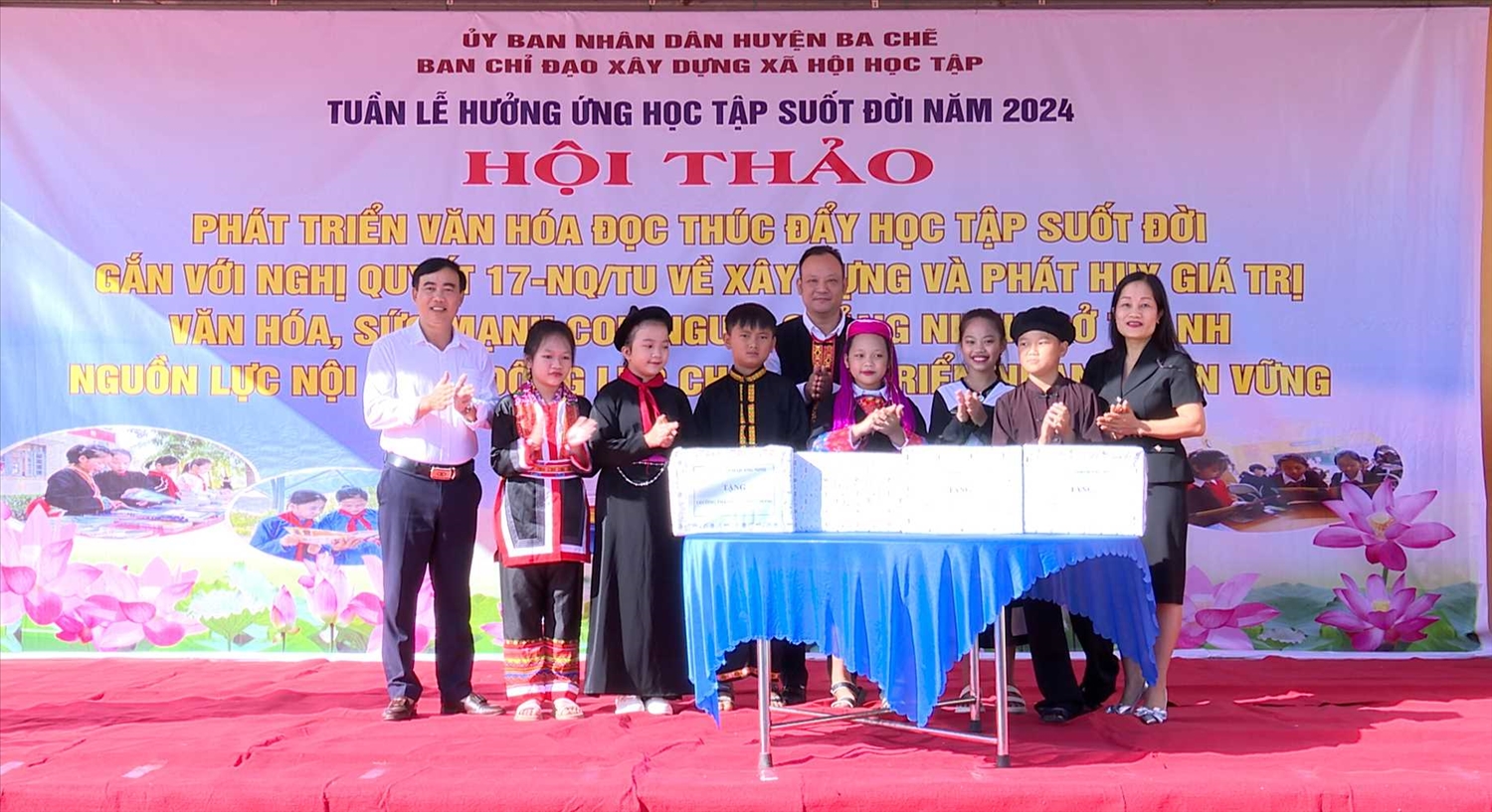 Tặng sách cho các trường học trên địa bàn huyện