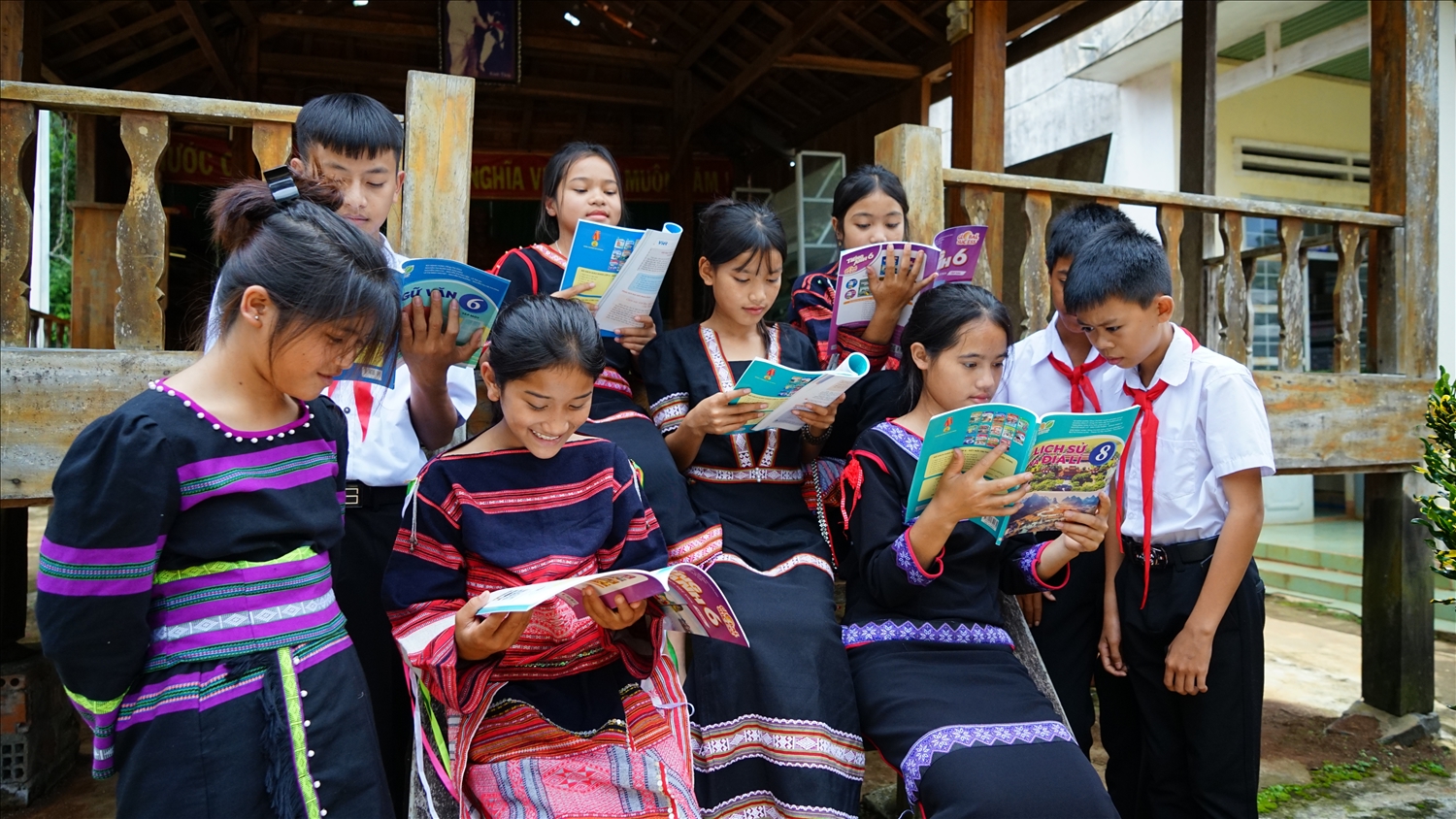 Các thành viên trong CLB “Thủ lĩnh của sự thay đổi” Trường Phổ thông Dân tộc Bán trú Tiểu học và THCS Đăk Rong tự tin, giúp đỡ nhau trong học tập tiến bộ