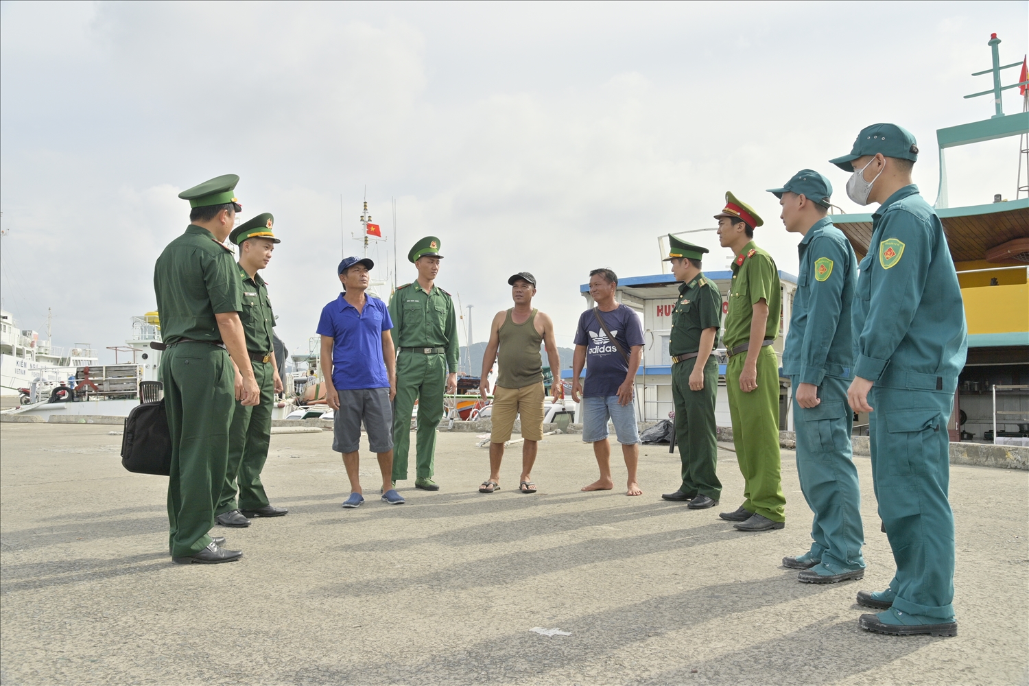 Bộ đội Biên phòng tỉnh Kiên Giang, phối hợp cùng các lực lượng tuyên truyền vận động nhân dân khu vực biên giới, biển đảo chấp hành pháp luật, quy định của địa phương…