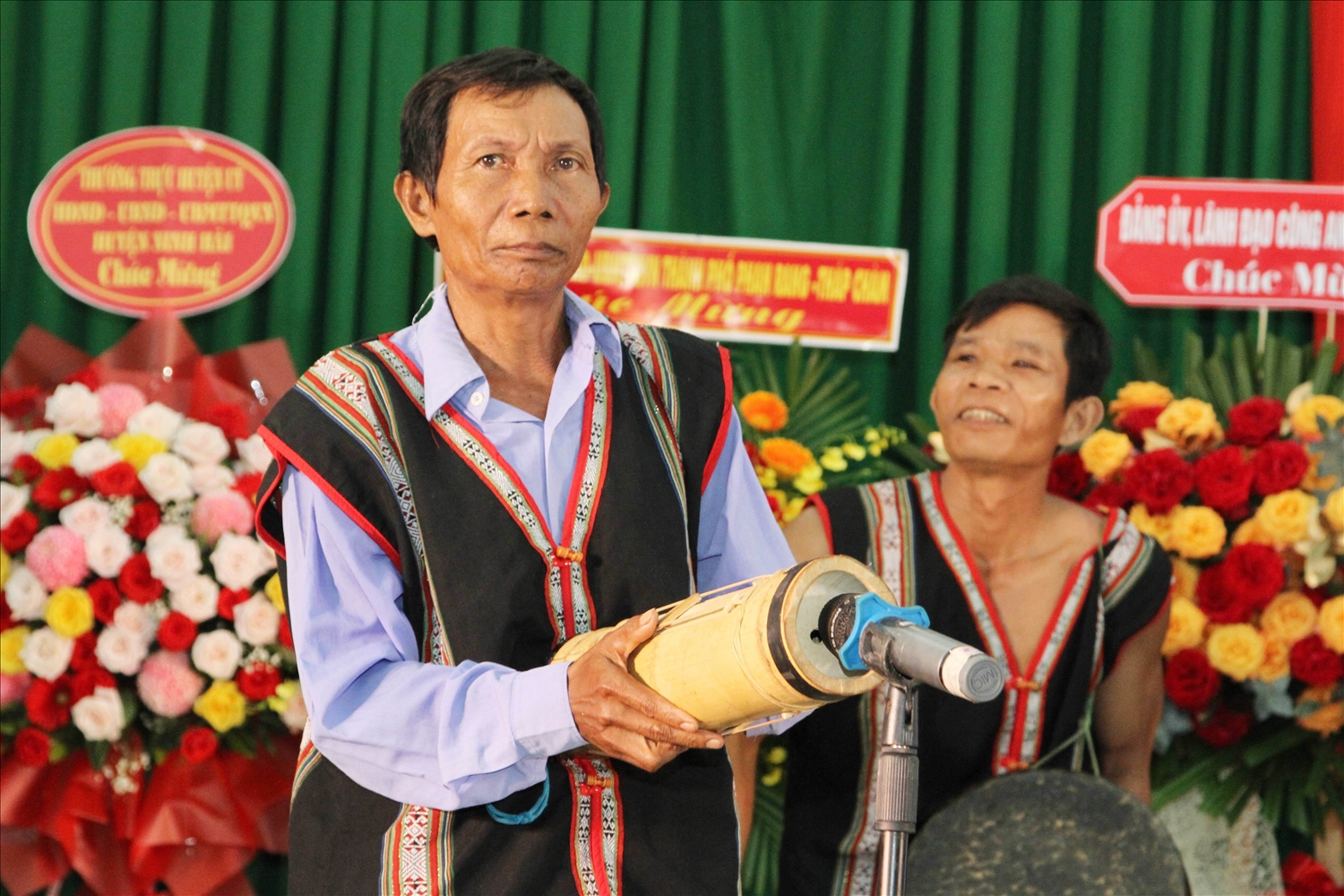 Ông Tà Thía Ca, Người có uy tín thôn Rồ Ôn biểu diễn đàn Chapi tại buổi họp mặt kỷ niệm 15 năm thành lập huyện Thuận Nam (ngày 1/10/2024).