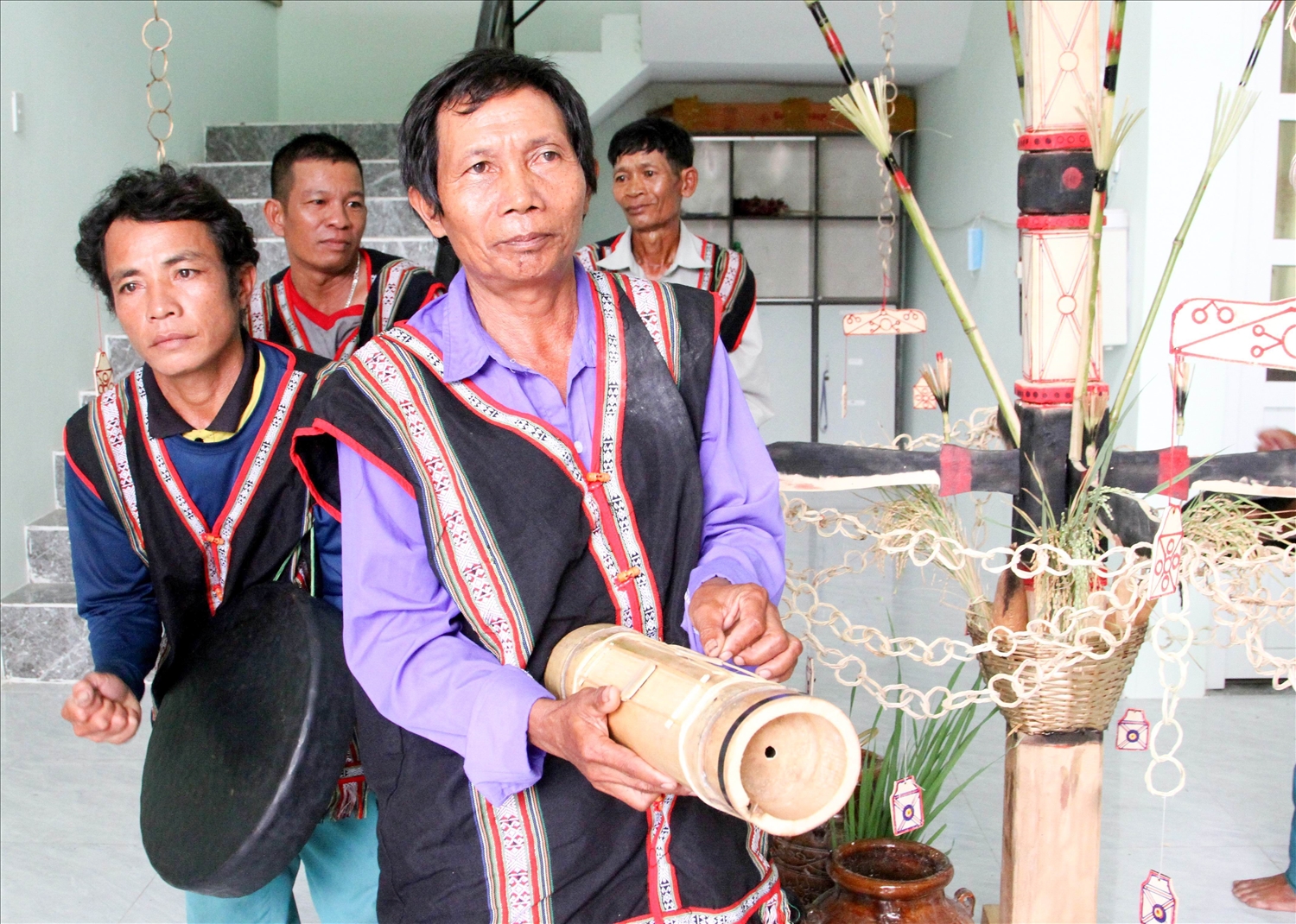 Ông Tà Thía Ca hòa tấu đàn Chapi tại nghi lễ ăn mừng đầu lúa mới của đồng bào Raglai xã Phước Hà.