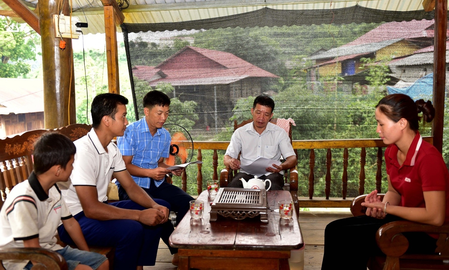 Cán bộ Phòng Lao động, Thương binh và Xã hội huyện Mường Tè đến thăm gia đình anh Vàng Văn Hạnh ở bản Vàng San được hỗ trợ làm nhà ở