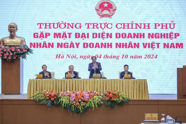 Thủ tướng Phạm Minh Chính chủ trì cuộc gặp mặt các đại diện doanh nghiệp nhân Ngày Doanh nhân Việt Nam - Ảnh: VGP/Nhật Bắc