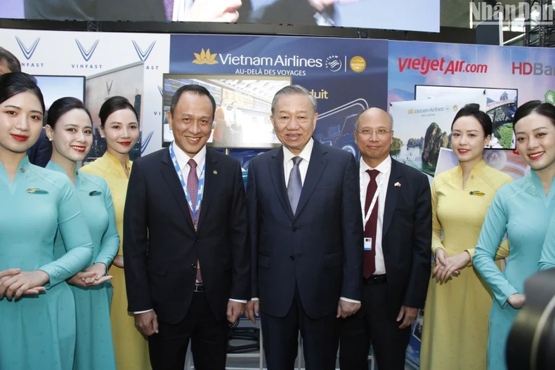 Tổng Bí thư, Chủ tịch nước Tô Lâm và các cán bộ Vietnam Airlines tham gia triển lãm tại Diễn đàn