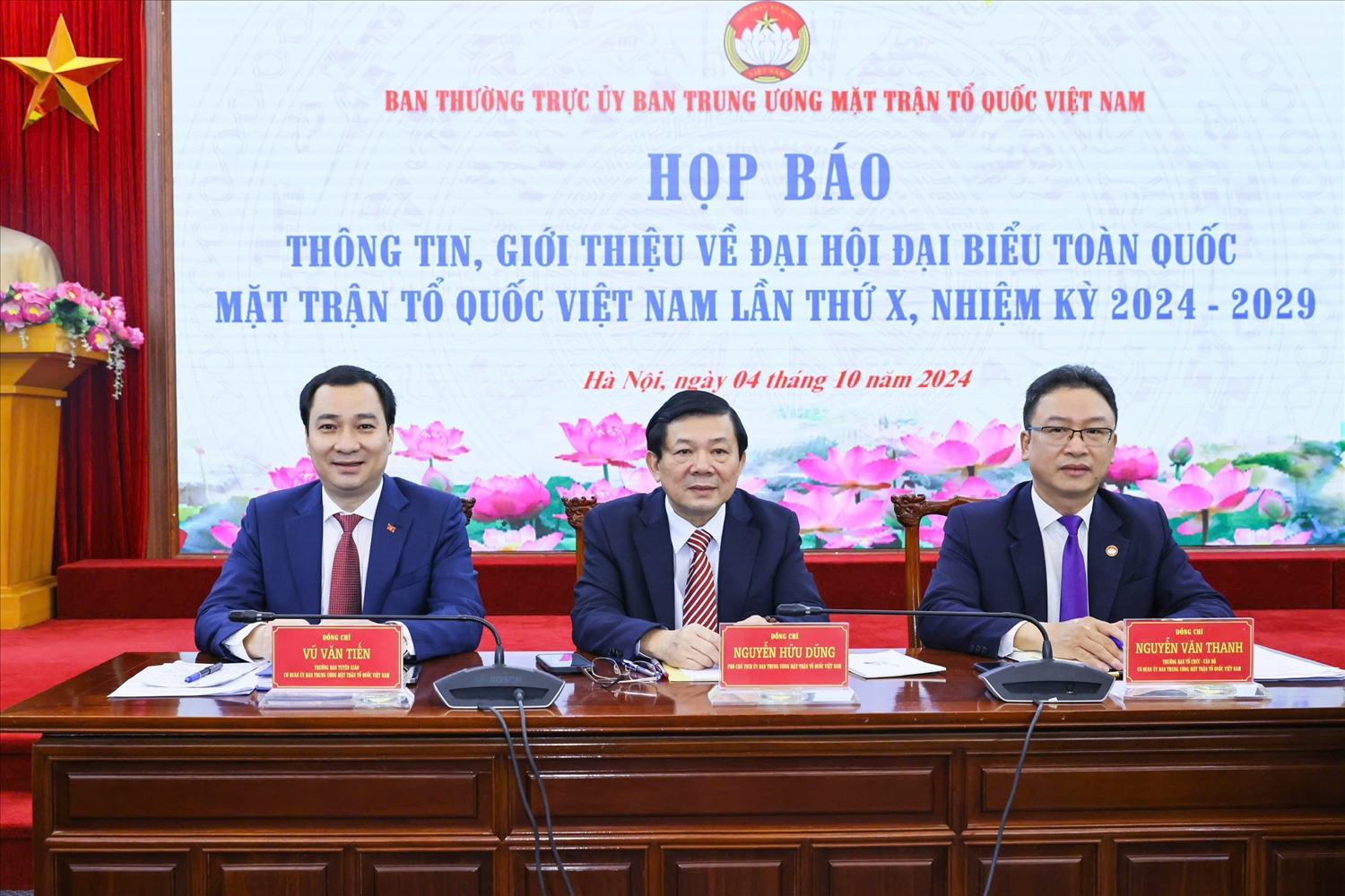 Chủ trì buổi Họp báo