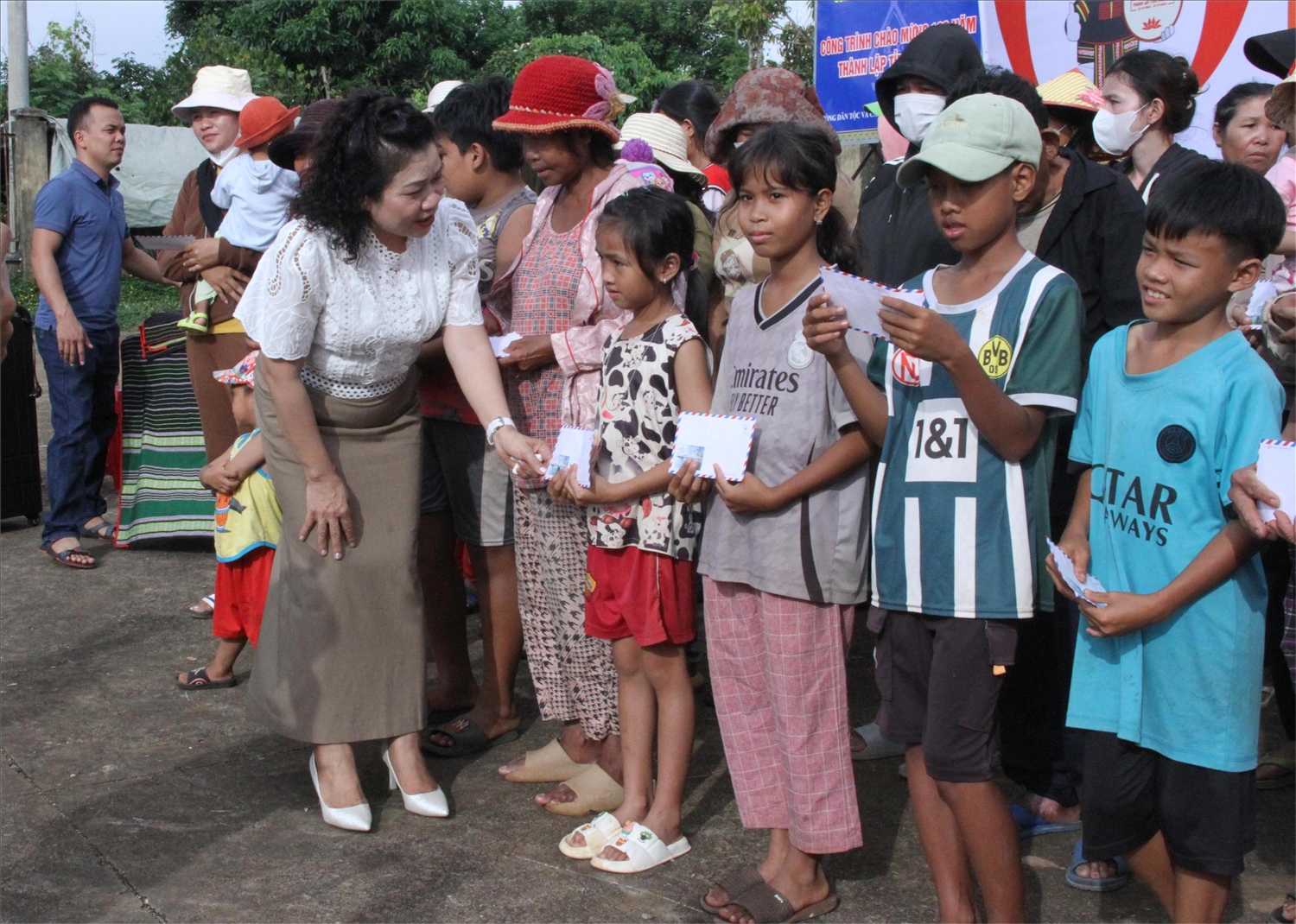 Bà H’Yâo Knul, Bí thư Huyện ủy Krông Ana tặng quà cho hộ nghèo, hộ cận nghèo buôn Drai