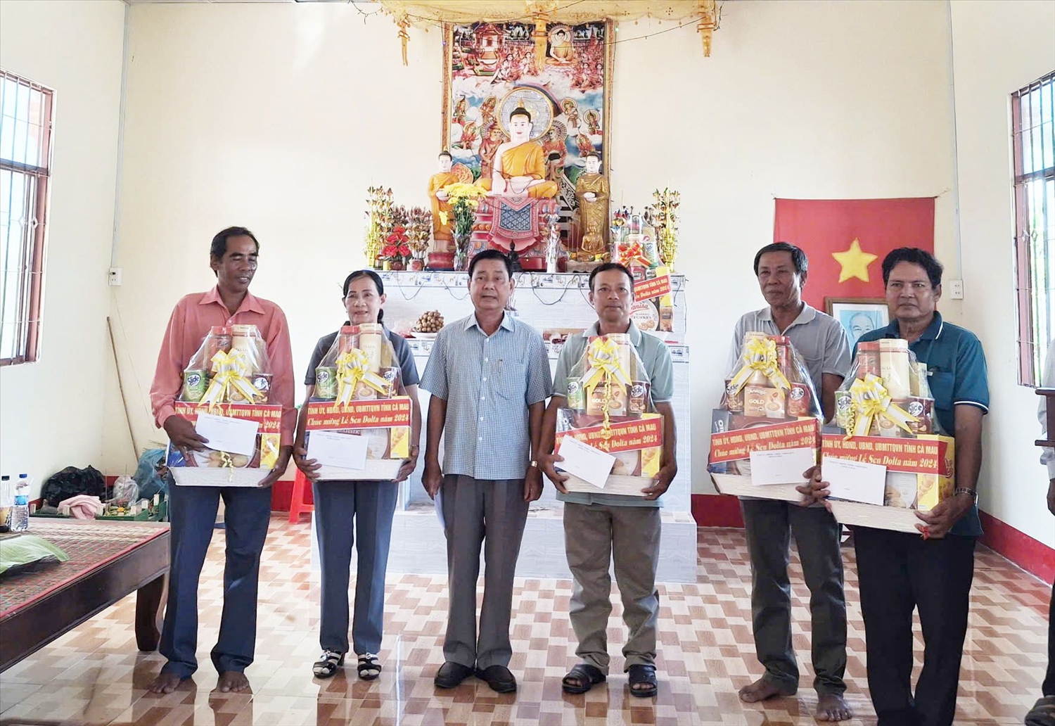 Ông Trần Hoàng Nhỏ, Trưởng Ban Dân tộc tỉnh Cà Mau trao quà các gia đình chính sách trên địa bàn huyện U MInh 