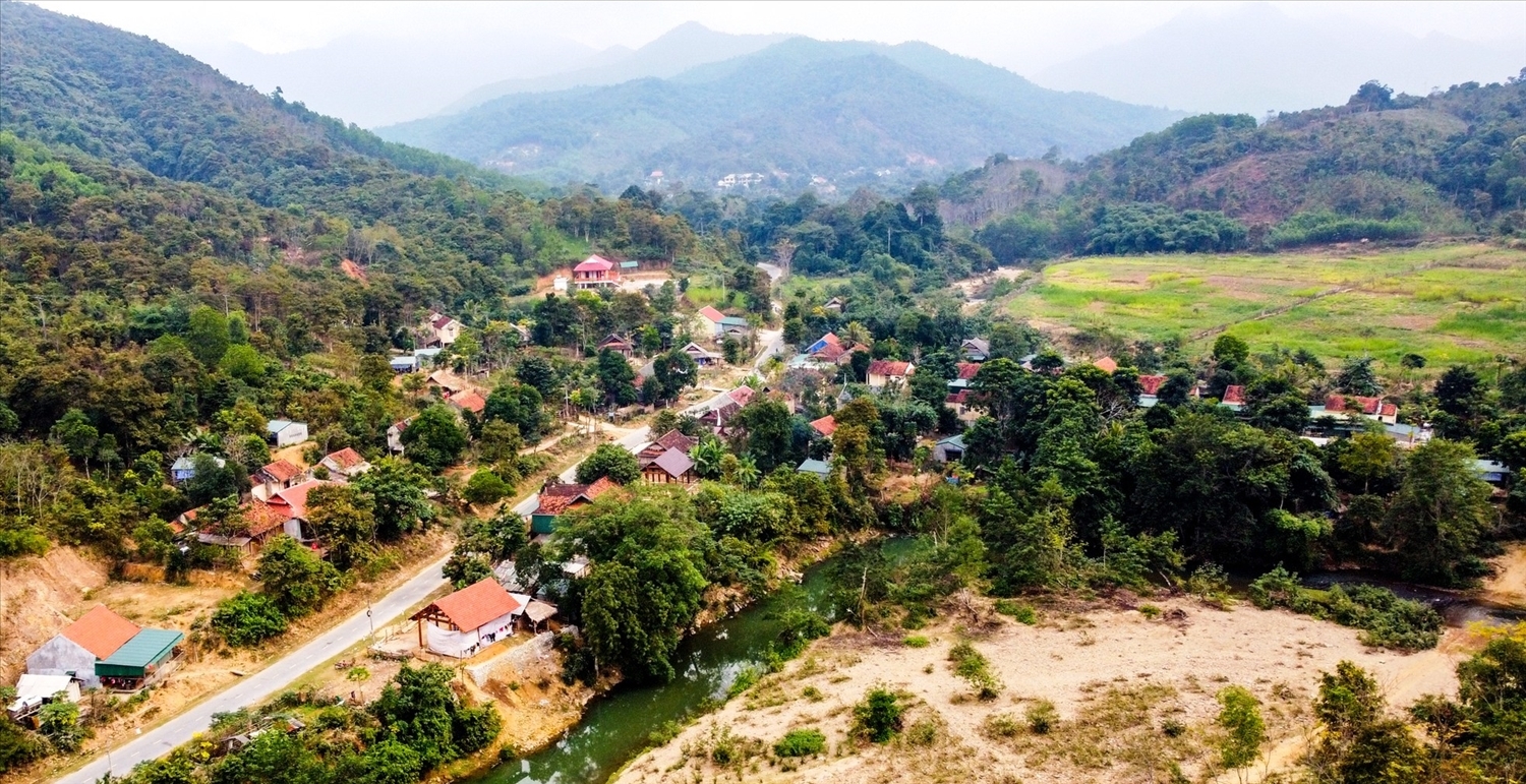 Đời sống người dân vùng DTTS Nghệ An ngày càng có nhiều chuyển biến tích cực - Trong ảnh: Bản Văng Môn, xã Nga My, huyện Tương Dương