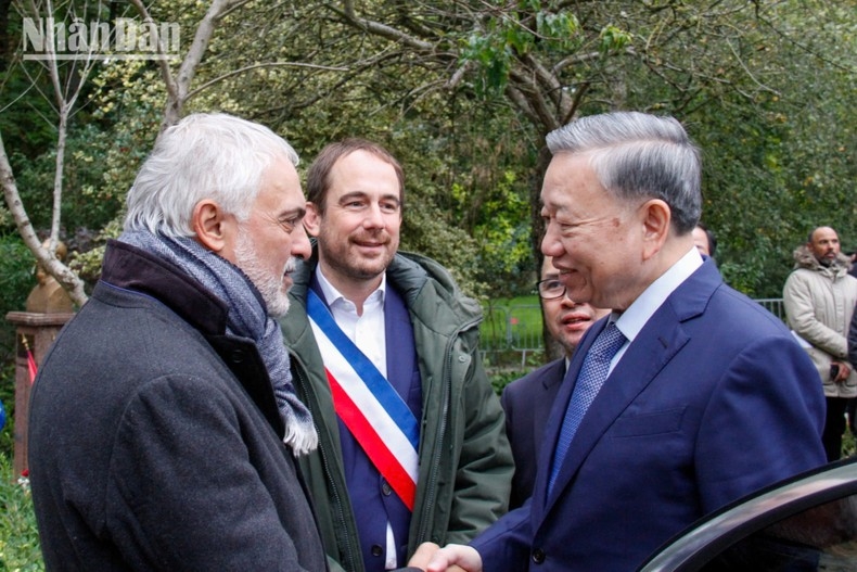 Thị trưởng thành phố Montreuil Patrice Bessac và Ủy viên Bộ Chính trị Đảng Cộng sản Pháp (PCF) Taylan Coskun chào đón Tổng Bí thư, Chủ tịch nước Tô Lâm.