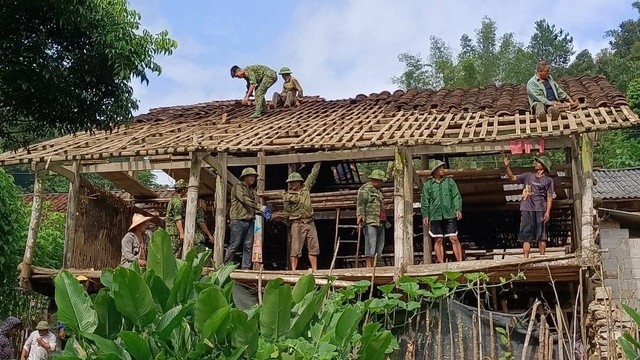 Thời gian qua, các Bộ, cơ quan, địa phương đã tích cực hưởng ứng phong trào thi đua ""Chung tay xoá nhà tạm, nhà dột nát trên phạm vi cả nước