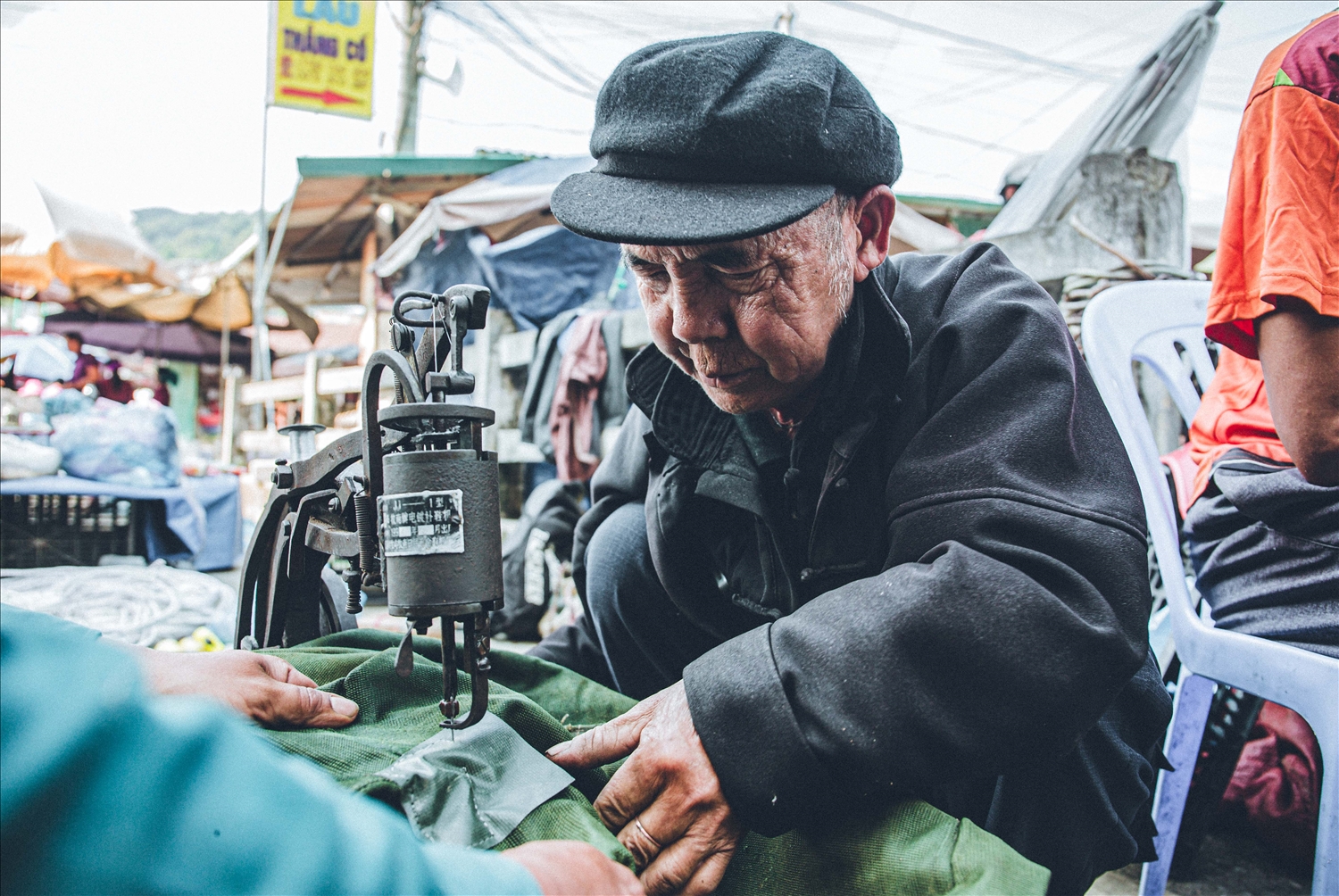 Tại huyện Đồng Văn, nếu ai đó muốn vá lại những tấm vải bạt lớn để phục vụ sản xuất nông nghiệp chỉ có thể đến chợ phiên Đồng Văn hoặc chợ phiên Phố Cáo. 