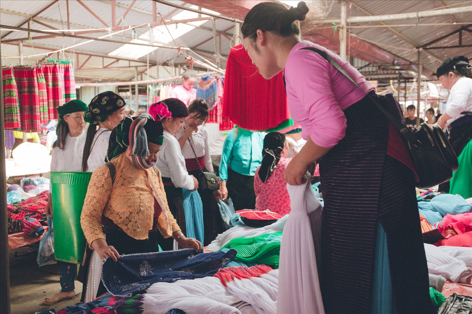 Tuy nhiên, mặt hàng được bày bán nhiều nhất tại đây là trang phục của đồng bào các dân tộc sinh sống tại địa phương.