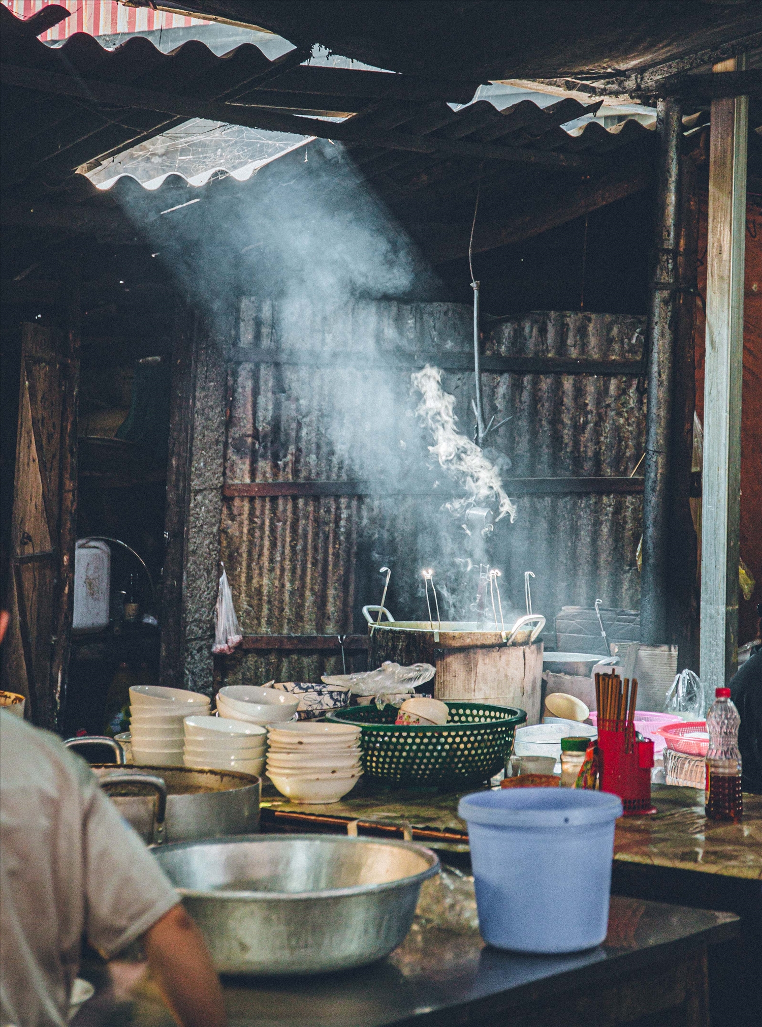 Trong khu ẩm thực lại chia thành các khu dành cho phụ nữ, trẻ em với những món ngon như phở thịt, mèn mén, bánh dày, bánh đúc, thắng cố và những món đặc trưng như lòng lợn, thịt dê, thịt trâu để cánh ""mày râu" nhâm nhi chén rượu…