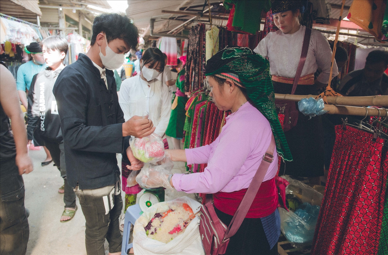 Xôi ngũ sắc được bày bán thường gồm các màu: trắng, đỏ, xanh, tím, vàng. Màu xôi là đại diện cho ngũ hành: kim, mộc, thuỷ, hoả, thổ. Trừ màu trắng, các màu còn lại được tạo nên bằng cách ngâm gạo với nước của các loại lá và củ cây rừng chứ không dùng chất tạo màu. Ghé các chợ phiên Phố Cáo du khách khó lòng lướt qua những nồi xôi đẹp mắt, dẻo thơm nghi ngút khói. Một gói xôi chỉ 5.000 đồng.