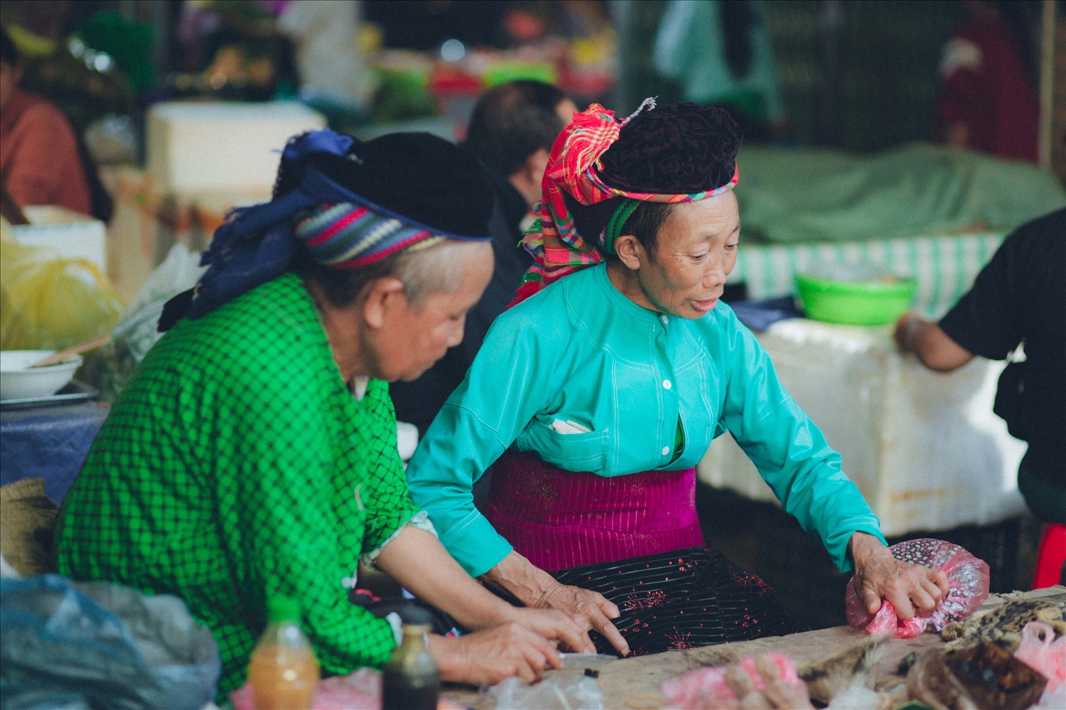 Đồng bào vùng cao đi chợ không đơn thuần chỉ để mua bán mà còn tới đây để giao lưu, trò chuyện, để gặp gỡ bạn bè.