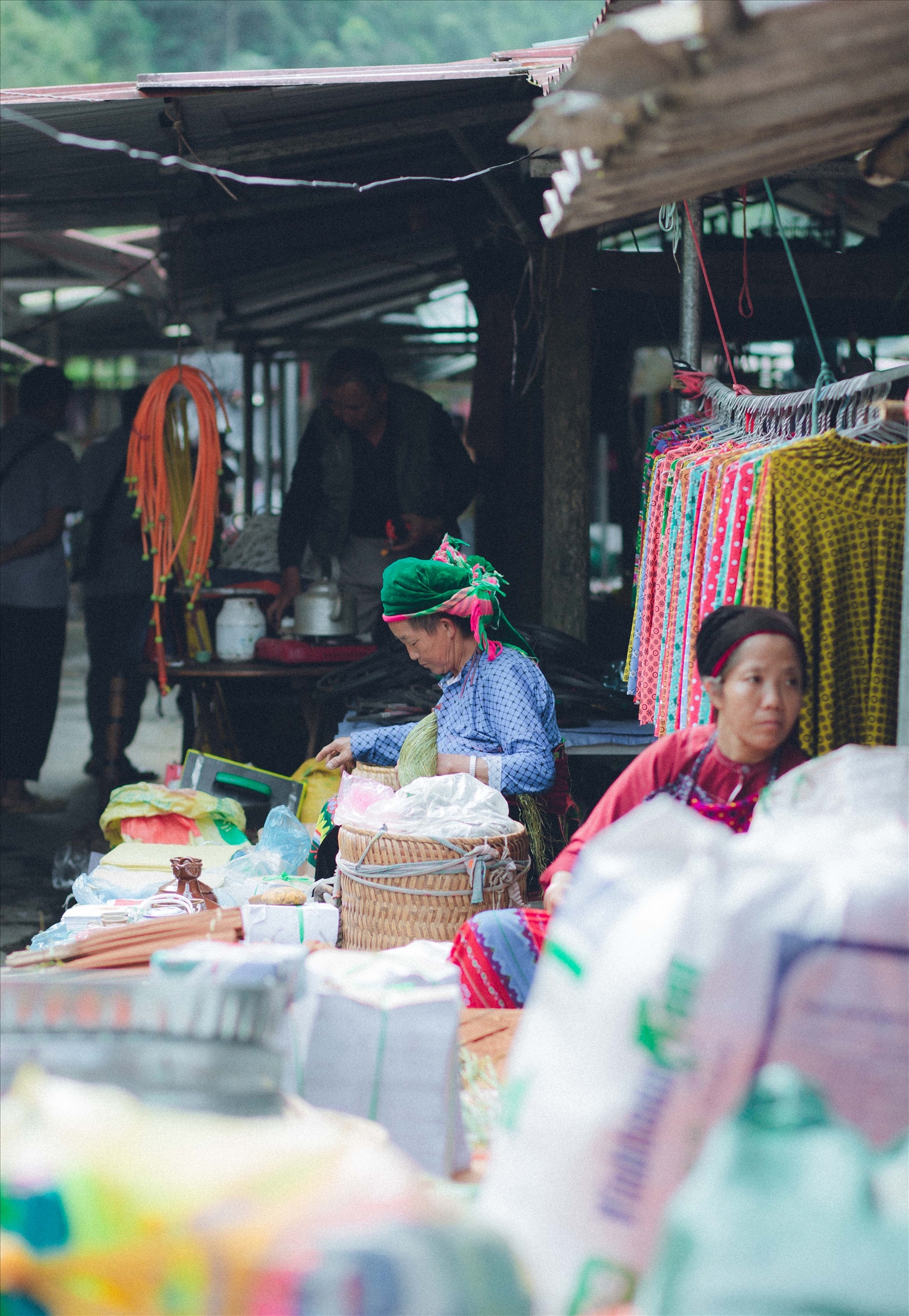 Từ xôi ngũ sắc, bánh màn thầu, thắng cố, phở chua, đến vải thổ cẩm, thảo mộc, túi xách, đồng hồ,…đều có thể tìm thấy ở chợ phiên Phố Cáo. 