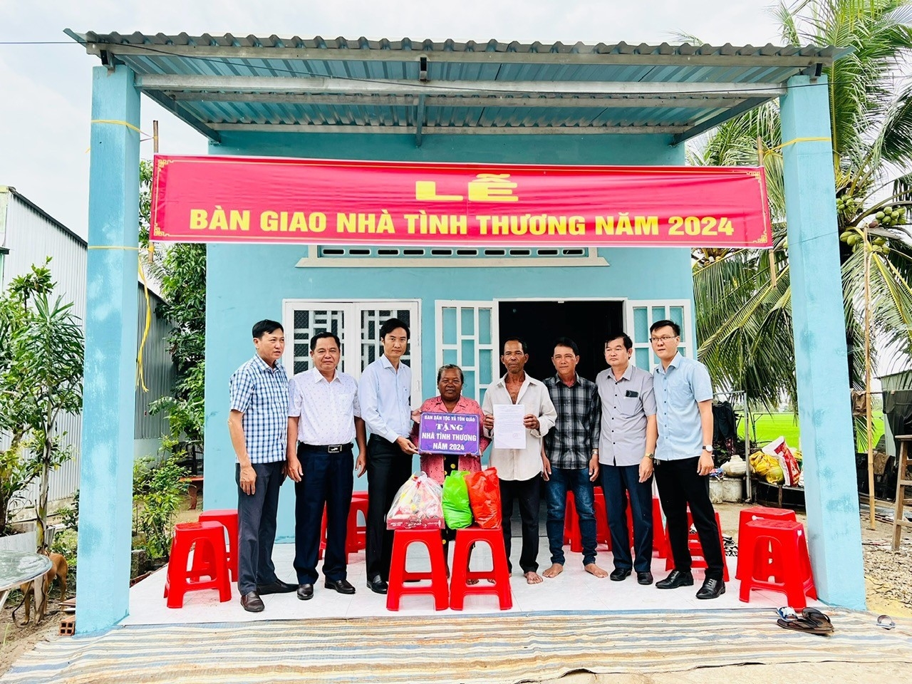 Ông Lương Văn Pho, Phó Trưởng Ban Dân tộc và Tôn giáo trao tặng nhà tình thương tại huyện Hòa Bình