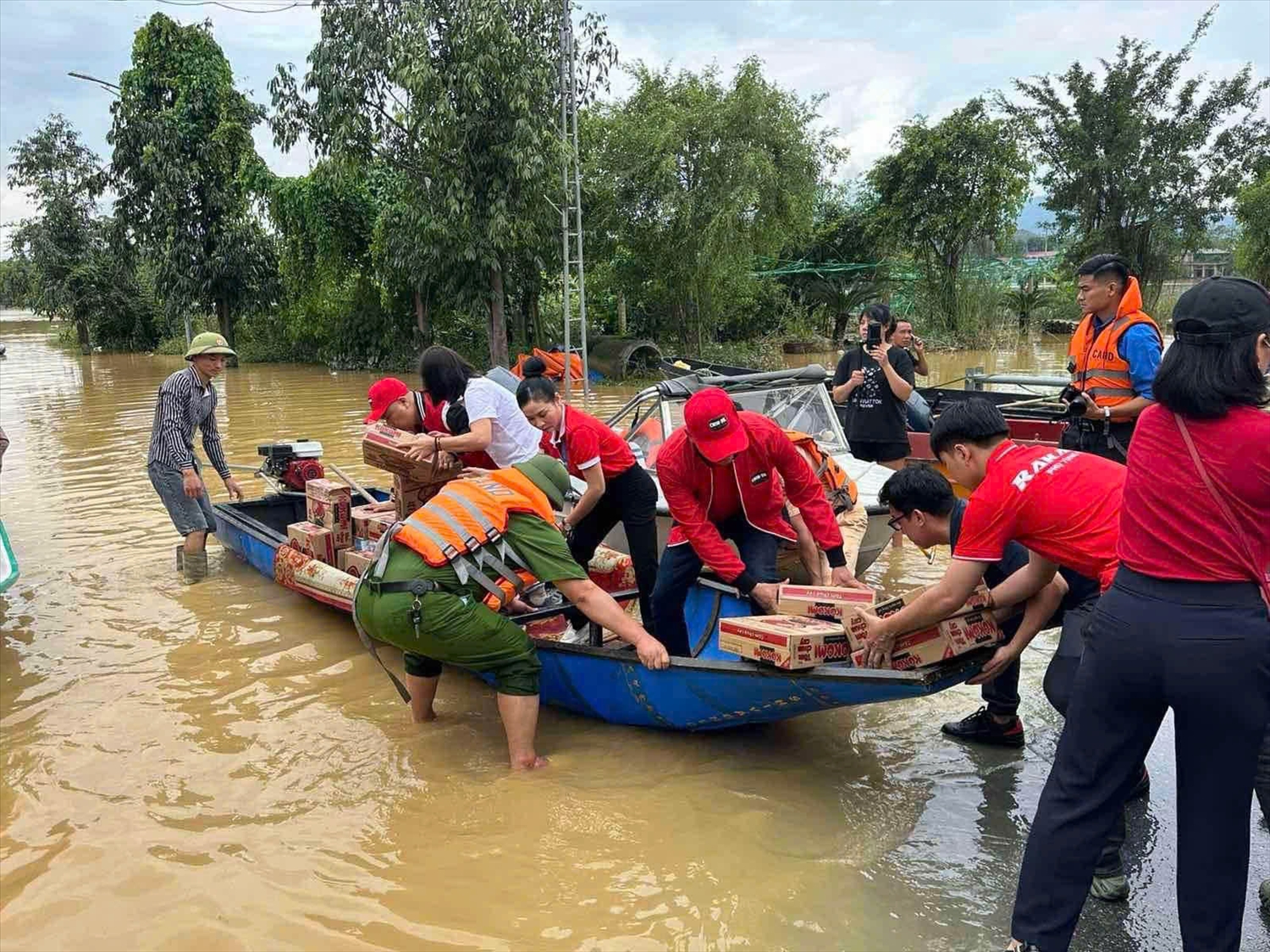 Nhân viên Tập đoàn Masan tham gia các chương trình cứu trợ bà con vùng lũ