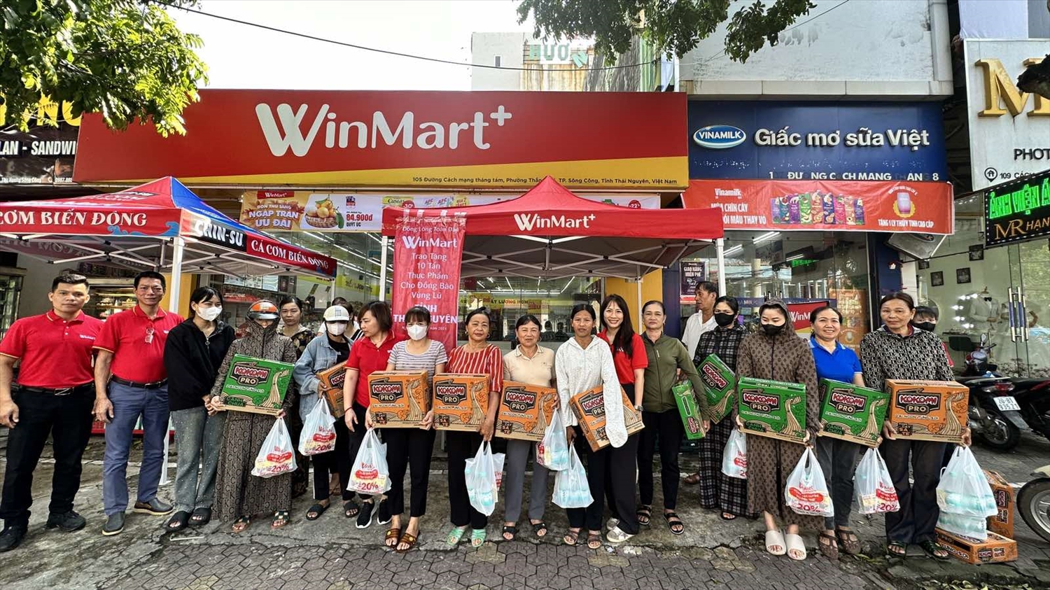 Đại diện WinMart trao quà tặng tại cho người dân bị ảnh hưởng bởi bão lũ tại tỉnh Thái Nguyên 