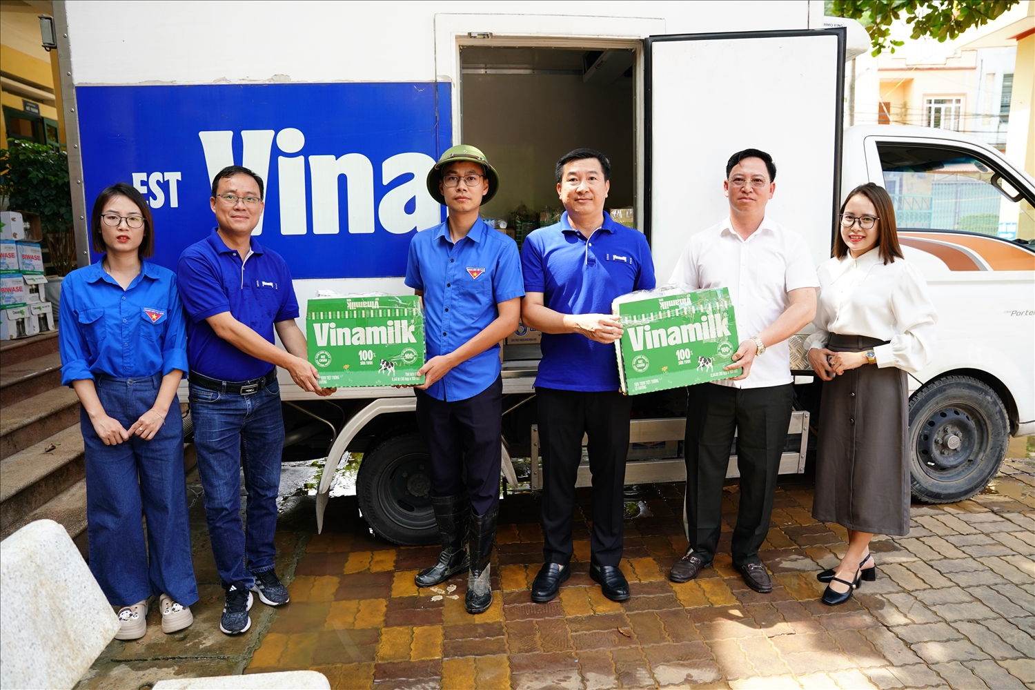 Vinamilk ưu tiên hỗ trợ sản phẩm dinh dưỡng cho các em học sinh. Tiếp nối, công ty cũng đang thực hiện thêm chương trình ""Vượt thiên tai - Tiếp bước tương lai" cùng với Trung ương Đoàn TNCS Hồ Chí Minh. Dự kiến, có thêm 3 tỷ đồng giá trị sản phẩm dinh dưỡng được ủng hộ bởi cộng đồng và cán bộ công nhân viên Vinamilk; và đối ứng thêm 3 tỷ đồng sản phẩm từ Vinamilk đóng góp thêm. Tất cả tiếp tục được trao cho trẻ em, sinh viên có hoàn cảnh khó khăn trên địa bàn các tỉnh bị ảnh hưởng bão lũ.