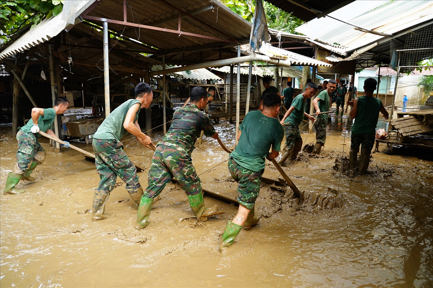 Tại huyện Trấn Yên, TP Yên Bái, tỉnh Yên Bái, người dân, các lực lượng tình nguyện và cán bộ chiến sĩ Tiểu đoàn 5, Trung đoàn 148, Sư đoàn 316, Quân khu 2, nỗ lực khắc phục hậu quả bão lũ suốt nhiều ngày qua.