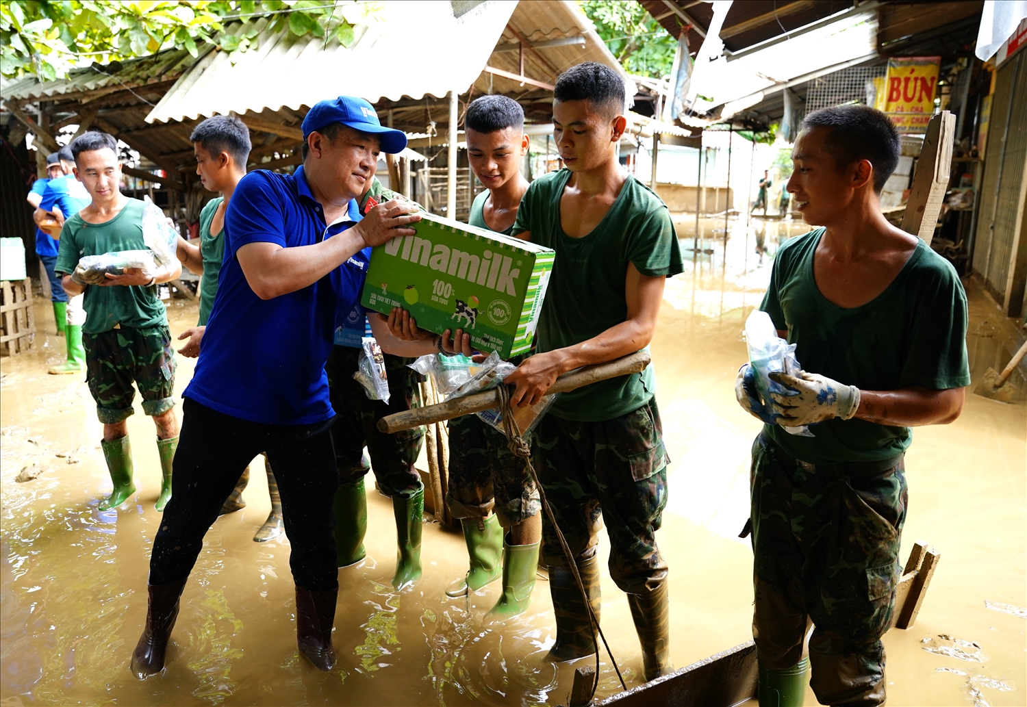 Vinamilk đem sữa, nước uống đến tận tay người dân và lực lượng đang làm nhiệm vụ khắc phục hậu quả bão lũ.