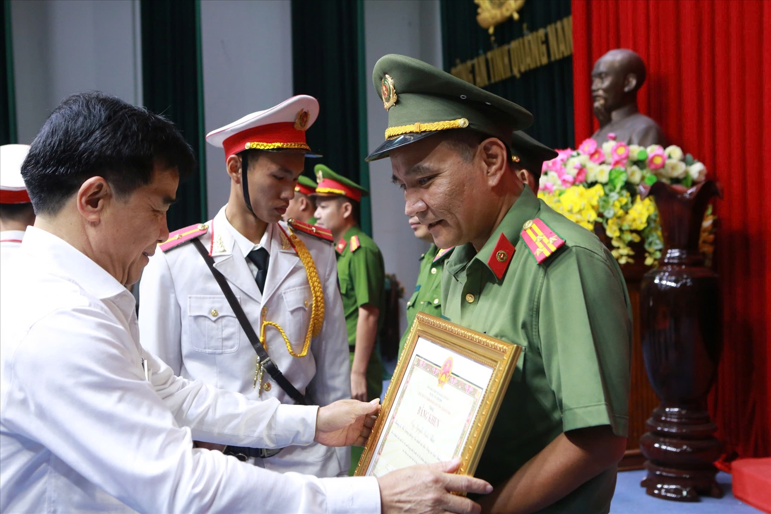 Chủ tịch UBND tỉnh Quảng Nam trao Bằng khen cho Thượng tá Nguyễn Xuân Thìn.