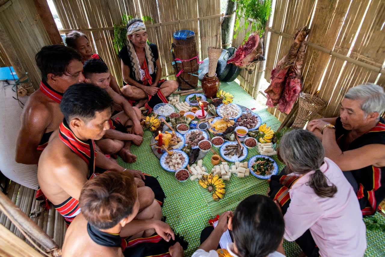 Một số nghi thức trong Lễ mừng lúa mới của người Ca Dong.