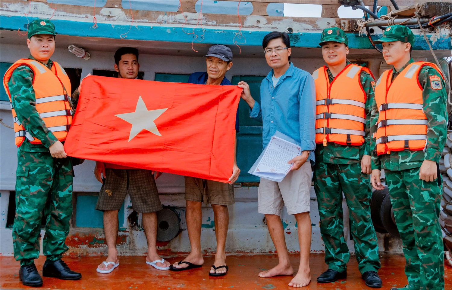 Song song với công tác tuyên truyền, tỉnh Cà Mau tăng cường công tác xử lý vi phạm (xử lý hành chính, hình sự), xử lý 100% tàu cá mất kết nối VMS