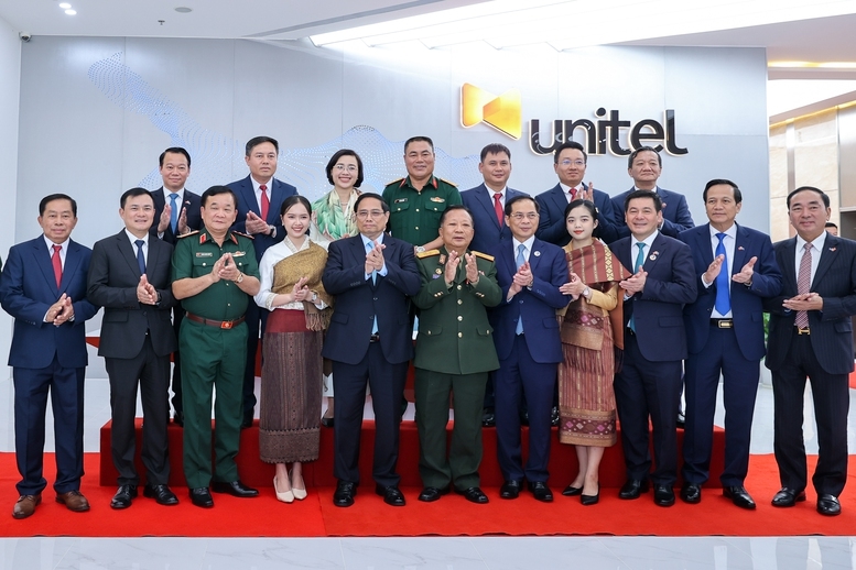 Thủ tướng chụp ảnh lưu niệm tại Công ty Star Telecom (Unitel) - Ảnh: VGP/Nhật Bắc