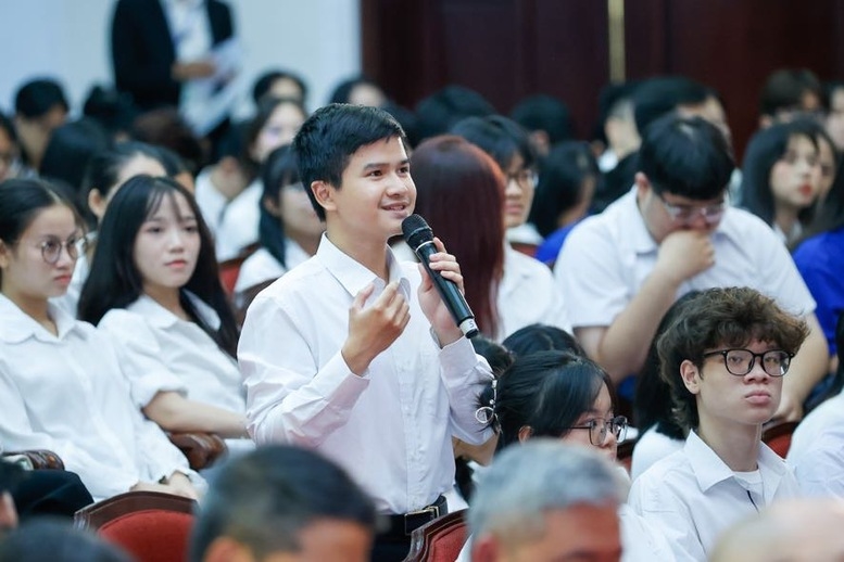 Một sinh viên Đại học Khoa học Tự nhiên, Đại học Quốc gia Hà Nội đặt câu hỏi tại buổi đối thoại - Ảnh: VGP/Nhật Bắc