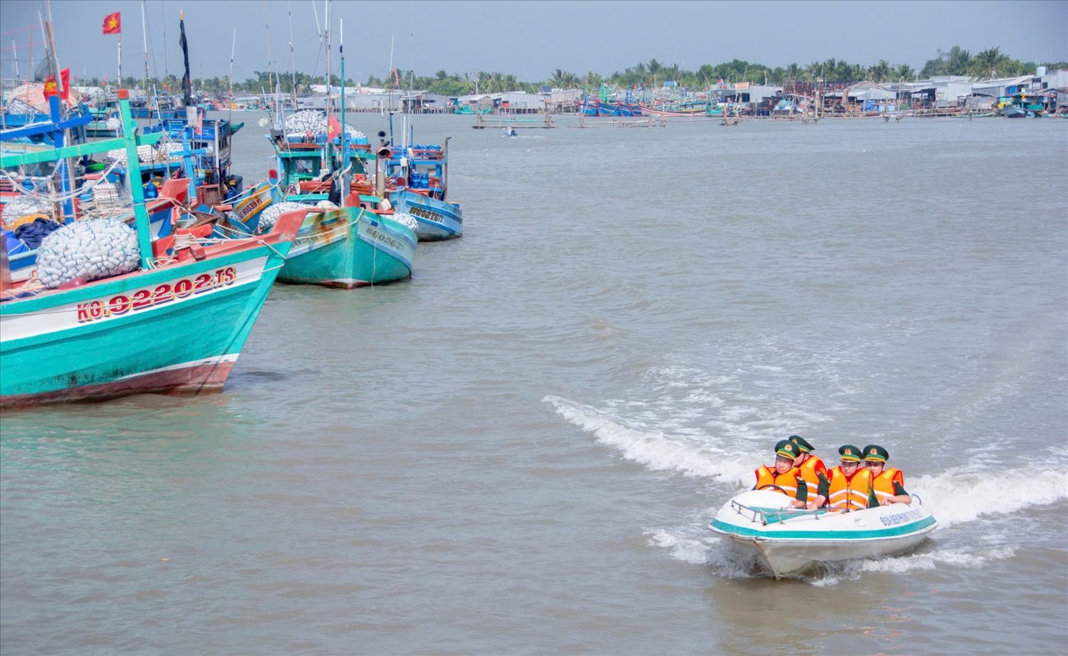 Bộ đội Biên phòng cà Mau Kiểm soát chặt chẽ không cho nhóm tàu cá “3 không” ra khơi 