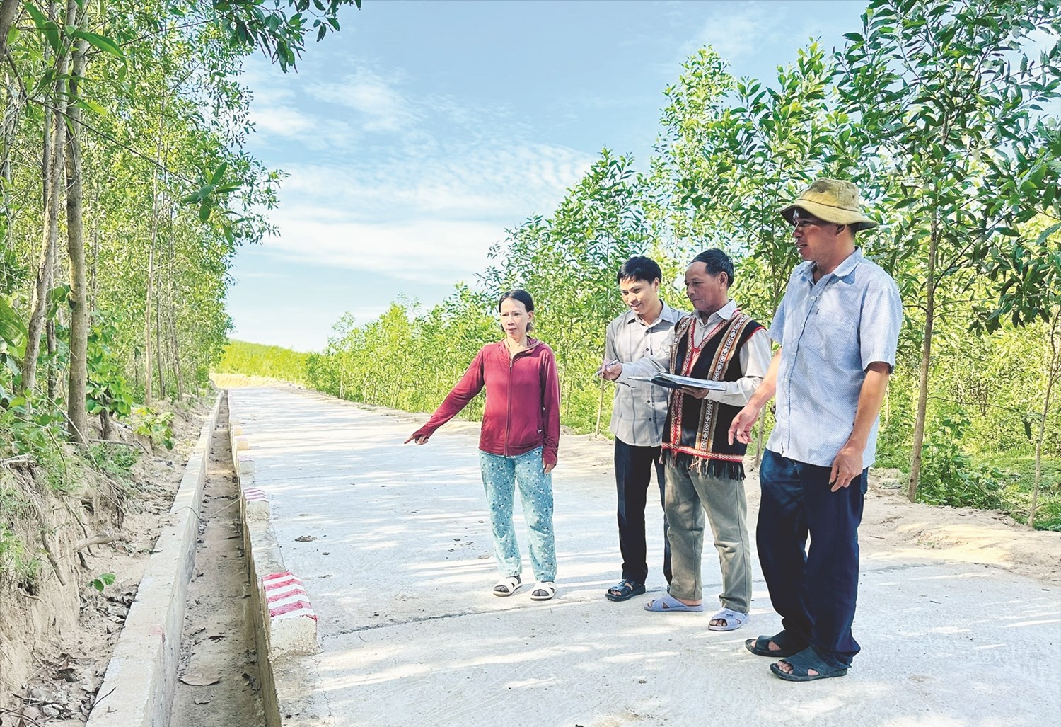 Ông Thanh Kim Lĩnh, dân tộc Chăm, Người có uy tín ở làng Canh Thành, xã Canh Hòa, huyện Vân Canh tích cực vận động bà con hiến đất xây dựng các công trình địa phương