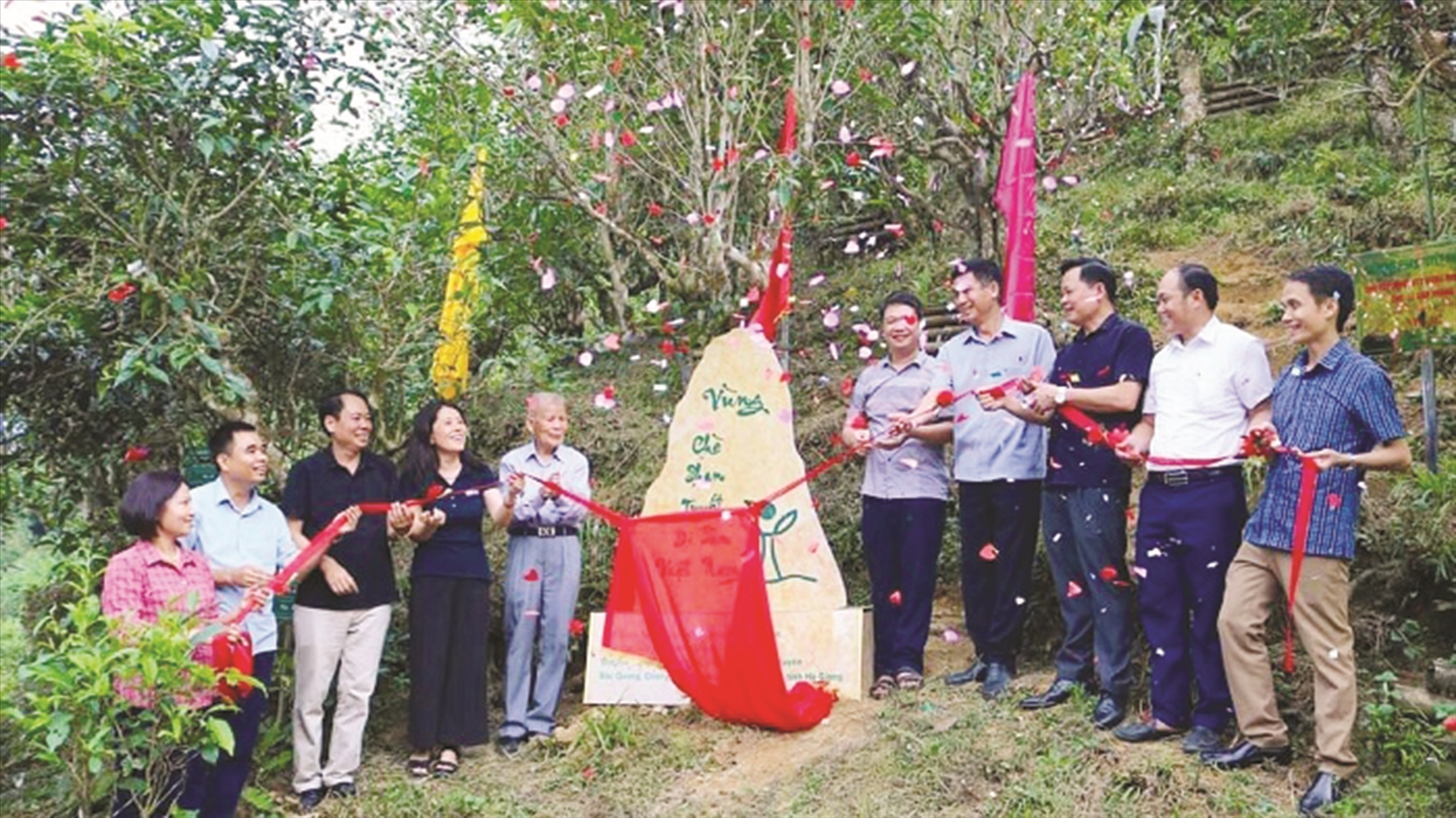  Giáo sư, Tiến sĩ khoa học Đặng Huy Huỳnh (trong cùng bên trái) tại Lễ công nhận 1.324 cây chè Shan tuyết của tỉnh Hà Giang là Cây Di sản Việt Nam. 