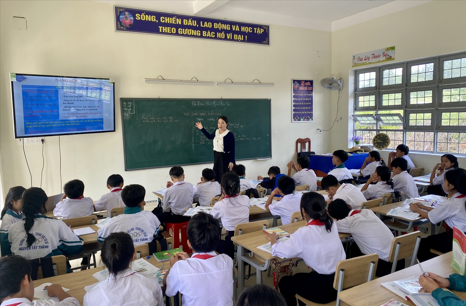 Trường lớp và trang thiết bị được đầu tư đầy đủ giúp công tác dạy và học ở huyện biên giới Ia H’Drai thuận lợi hơn